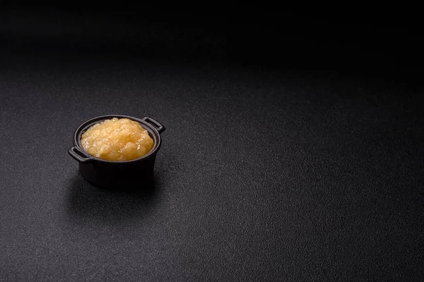 Elma sosu, bebek maması, tatlı için konserve malzeme. Tasarımınız için yemek arkaplanı olarak elma sosu