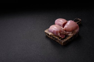 Tavuk ya da hindi, çiğ but fileto, derisiz ve kemiksiz kümes hayvanı eti. Tasarımın için arka plan olarak tavuk budu filetosu.