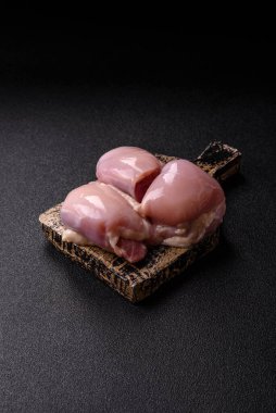 Tavuk ya da hindi, çiğ but fileto, derisiz ve kemiksiz kümes hayvanı eti. Tasarımın için arka plan olarak tavuk budu filetosu.