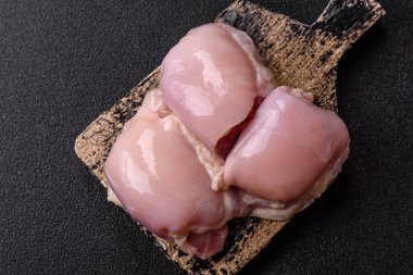 Tavuk ya da hindi, çiğ but fileto, derisiz ve kemiksiz kümes hayvanı eti. Tasarımın için arka plan olarak tavuk budu filetosu.