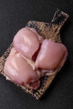 Tavuk ya da hindi, çiğ but fileto, derisiz ve kemiksiz kümes hayvanı eti. Tasarımın için arka plan olarak tavuk budu filetosu.