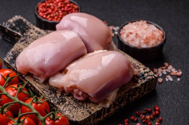 Tavuk ya da hindi, çiğ but fileto, derisiz ve kemiksiz kümes hayvanı eti. Tasarımın için arka plan olarak tavuk budu filetosu.