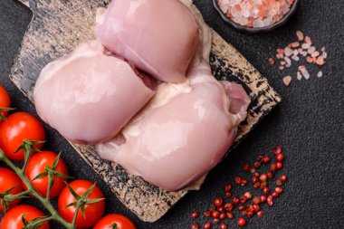 Tavuk ya da hindi, çiğ but fileto, derisiz ve kemiksiz kümes hayvanı eti. Tasarımın için arka plan olarak tavuk budu filetosu.
