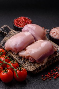 Tavuk ya da hindi, çiğ but fileto, derisiz ve kemiksiz kümes hayvanı eti. Tasarımın için arka plan olarak tavuk budu filetosu.