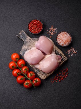 Tavuk ya da hindi, çiğ but fileto, derisiz ve kemiksiz kümes hayvanı eti. Tasarımın için arka plan olarak tavuk budu filetosu.