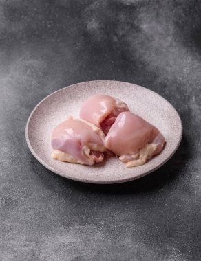 Tavuk ya da hindi, çiğ but fileto, derisiz ve kemiksiz kümes hayvanı eti. Tasarımın için arka plan olarak tavuk budu filetosu.