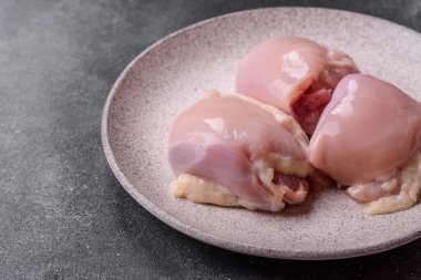 Tavuk ya da hindi, çiğ but fileto, derisiz ve kemiksiz kümes hayvanı eti. Tasarımın için arka plan olarak tavuk budu filetosu.