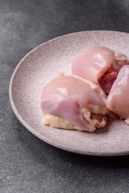 Tavuk ya da hindi, çiğ but fileto, derisiz ve kemiksiz kümes hayvanı eti. Tasarımın için arka plan olarak tavuk budu filetosu.