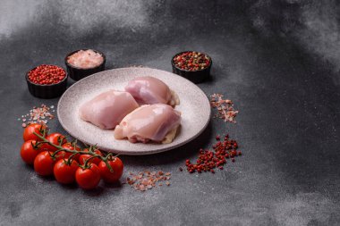 Tavuk ya da hindi, çiğ but fileto, derisiz ve kemiksiz kümes hayvanı eti. Tasarımın için arka plan olarak tavuk budu filetosu.