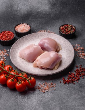 Tavuk ya da hindi, çiğ but fileto, derisiz ve kemiksiz kümes hayvanı eti. Tasarımın için arka plan olarak tavuk budu filetosu.