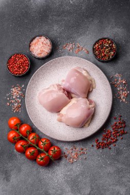 Tavuk ya da hindi, çiğ but fileto, derisiz ve kemiksiz kümes hayvanı eti. Tasarımın için arka plan olarak tavuk budu filetosu.