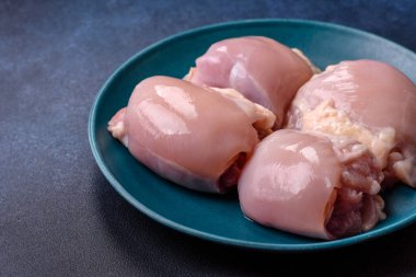 Tavuk ya da hindi, çiğ but fileto, derisiz ve kemiksiz kümes hayvanı eti. Tasarımın için arka plan olarak tavuk budu filetosu.