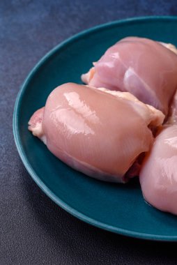 Tavuk ya da hindi, çiğ but fileto, derisiz ve kemiksiz kümes hayvanı eti. Tasarımın için arka plan olarak tavuk budu filetosu.
