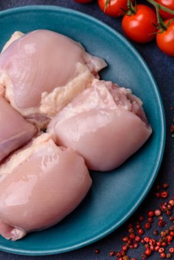 Tavuk ya da hindi, çiğ but fileto, derisiz ve kemiksiz kümes hayvanı eti. Tasarımın için arka plan olarak tavuk budu filetosu.