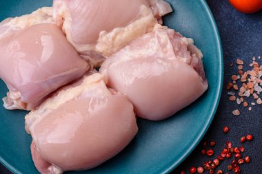 Tavuk ya da hindi, çiğ but fileto, derisiz ve kemiksiz kümes hayvanı eti. Tasarımın için arka plan olarak tavuk budu filetosu.