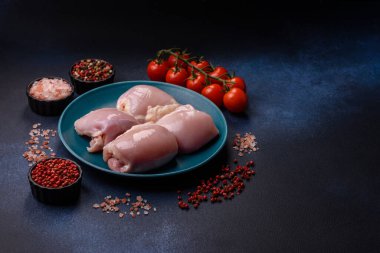 Tavuk ya da hindi, çiğ but fileto, derisiz ve kemiksiz kümes hayvanı eti. Tasarımın için arka plan olarak tavuk budu filetosu.