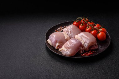 Tavuk ya da hindi, çiğ but fileto, derisiz ve kemiksiz kümes hayvanı eti. Tasarımın için arka plan olarak tavuk budu filetosu.