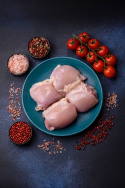 Tavuk ya da hindi, çiğ but fileto, derisiz ve kemiksiz kümes hayvanı eti. Tasarımın için arka plan olarak tavuk budu filetosu.