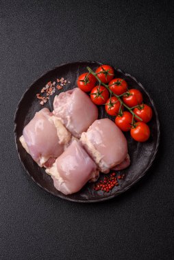 Tavuk ya da hindi, çiğ but fileto, derisiz ve kemiksiz kümes hayvanı eti. Tasarımın için arka plan olarak tavuk budu filetosu.