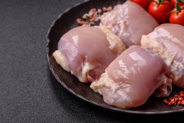 Tavuk ya da hindi, çiğ but fileto, derisiz ve kemiksiz kümes hayvanı eti. Tasarımın için arka plan olarak tavuk budu filetosu.