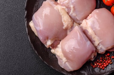 Tavuk ya da hindi, çiğ but fileto, derisiz ve kemiksiz kümes hayvanı eti. Tasarımın için arka plan olarak tavuk budu filetosu.