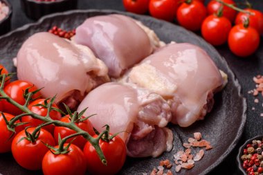 Tavuk ya da hindi, çiğ but fileto, derisiz ve kemiksiz kümes hayvanı eti. Tasarımın için arka plan olarak tavuk budu filetosu.