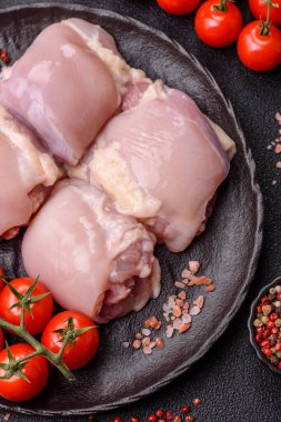 Tavuk ya da hindi, çiğ but fileto, derisiz ve kemiksiz kümes hayvanı eti. Tasarımın için arka plan olarak tavuk budu filetosu.