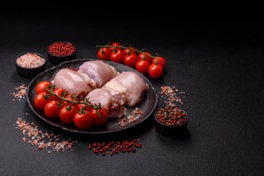 Tavuk ya da hindi, çiğ but fileto, derisiz ve kemiksiz kümes hayvanı eti. Tasarımın için arka plan olarak tavuk budu filetosu.