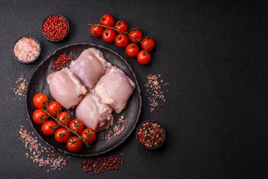 Tavuk ya da hindi, çiğ but fileto, derisiz ve kemiksiz kümes hayvanı eti. Tasarımın için arka plan olarak tavuk budu filetosu.