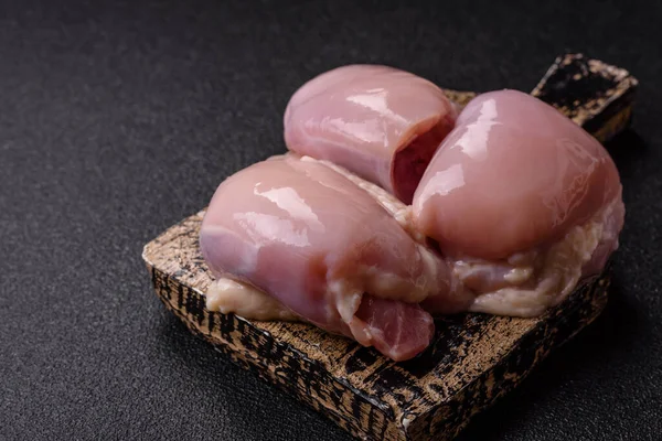 Tavuk ya da hindi, çiğ but fileto, derisiz ve kemiksiz kümes hayvanı eti. Tasarımın için arka plan olarak tavuk budu filetosu.