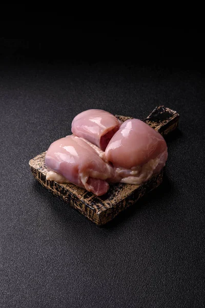 Tavuk ya da hindi, çiğ but fileto, derisiz ve kemiksiz kümes hayvanı eti. Tasarımın için arka plan olarak tavuk budu filetosu.