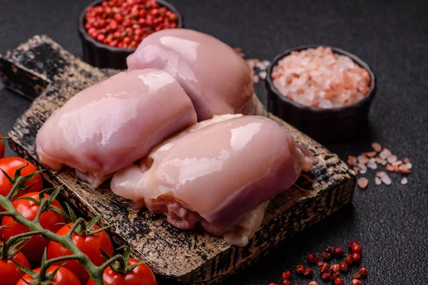 Tavuk ya da hindi, çiğ but fileto, derisiz ve kemiksiz kümes hayvanı eti. Tasarımın için arka plan olarak tavuk budu filetosu.