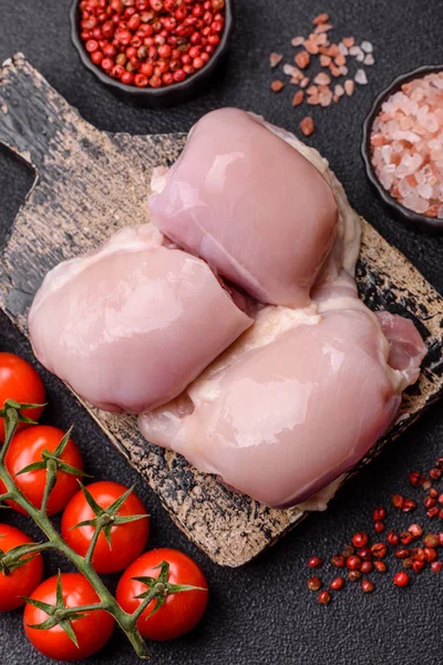 Tavuk ya da hindi, çiğ but fileto, derisiz ve kemiksiz kümes hayvanı eti. Tasarımın için arka plan olarak tavuk budu filetosu.