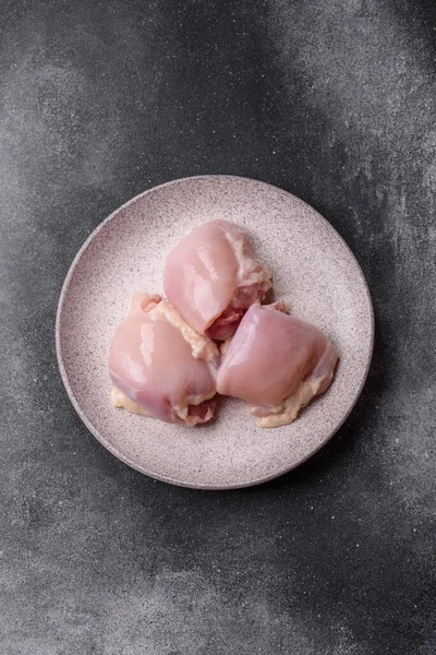 Tavuk ya da hindi, çiğ but fileto, derisiz ve kemiksiz kümes hayvanı eti. Tasarımın için arka plan olarak tavuk budu filetosu.