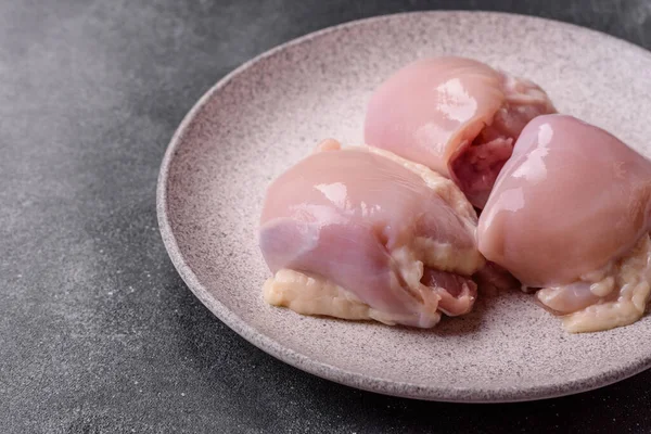 Tavuk ya da hindi, çiğ but fileto, derisiz ve kemiksiz kümes hayvanı eti. Tasarımın için arka plan olarak tavuk budu filetosu.