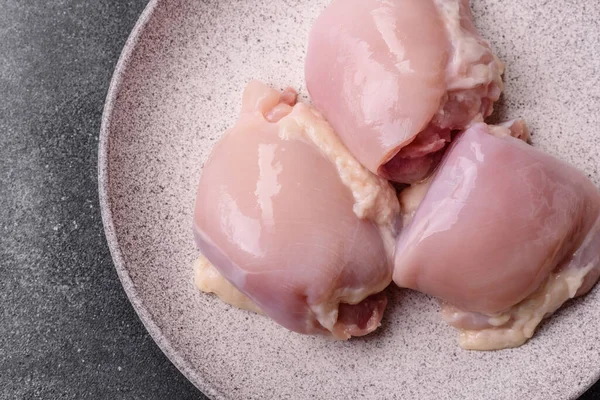 Tavuk ya da hindi, çiğ but fileto, derisiz ve kemiksiz kümes hayvanı eti. Tasarımın için arka plan olarak tavuk budu filetosu.