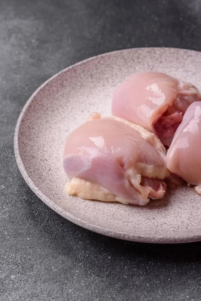 Tavuk ya da hindi, çiğ but fileto, derisiz ve kemiksiz kümes hayvanı eti. Tasarımın için arka plan olarak tavuk budu filetosu.