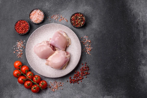 Tavuk ya da hindi, çiğ but fileto, derisiz ve kemiksiz kümes hayvanı eti. Tasarımın için arka plan olarak tavuk budu filetosu.