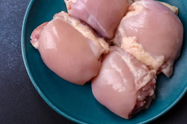 Tavuk ya da hindi, çiğ but fileto, derisiz ve kemiksiz kümes hayvanı eti. Tasarımın için arka plan olarak tavuk budu filetosu.