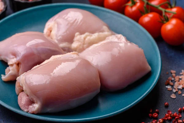 Tavuk ya da hindi, çiğ but fileto, derisiz ve kemiksiz kümes hayvanı eti. Tasarımın için arka plan olarak tavuk budu filetosu.