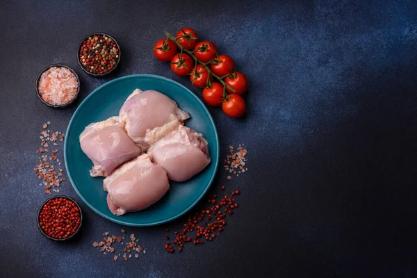 Tavuk ya da hindi, çiğ but fileto, derisiz ve kemiksiz kümes hayvanı eti. Tasarımın için arka plan olarak tavuk budu filetosu.