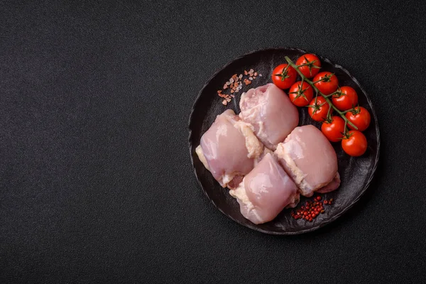 Tavuk ya da hindi, çiğ but fileto, derisiz ve kemiksiz kümes hayvanı eti. Tasarımın için arka plan olarak tavuk budu filetosu.