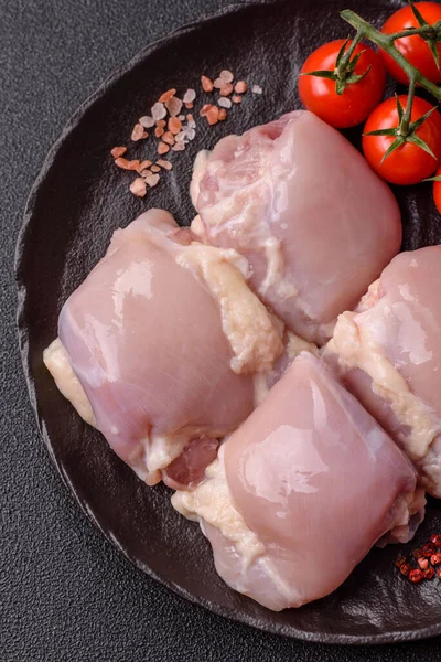 Tavuk ya da hindi, çiğ but fileto, derisiz ve kemiksiz kümes hayvanı eti. Tasarımın için arka plan olarak tavuk budu filetosu.