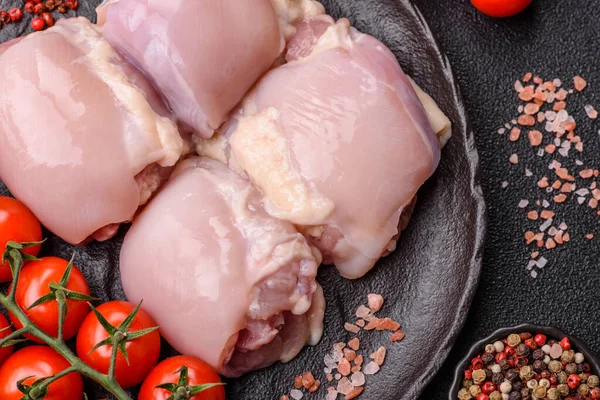 Tavuk ya da hindi, çiğ but fileto, derisiz ve kemiksiz kümes hayvanı eti. Tasarımın için arka plan olarak tavuk budu filetosu.