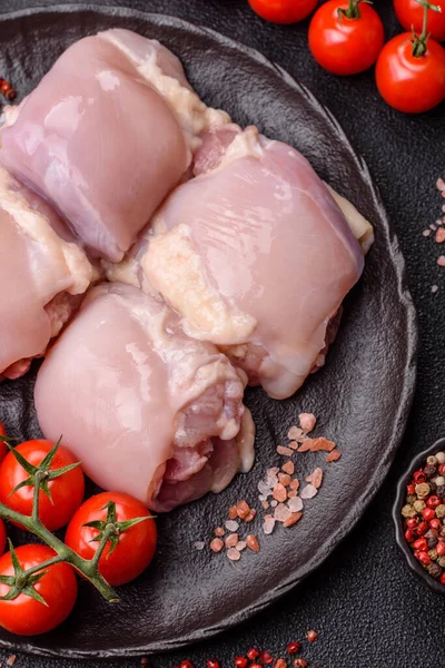 Tavuk ya da hindi, çiğ but fileto, derisiz ve kemiksiz kümes hayvanı eti. Tasarımın için arka plan olarak tavuk budu filetosu.