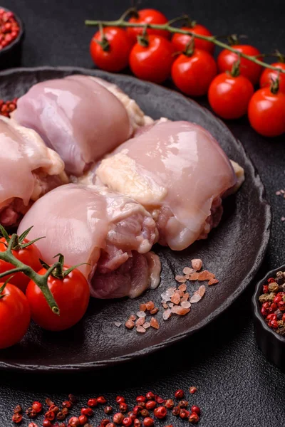 Tavuk ya da hindi, çiğ but fileto, derisiz ve kemiksiz kümes hayvanı eti. Tasarımın için arka plan olarak tavuk budu filetosu.