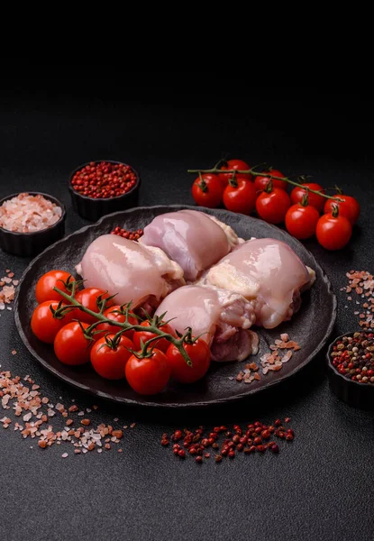 Tavuk ya da hindi, çiğ but fileto, derisiz ve kemiksiz kümes hayvanı eti. Tasarımın için arka plan olarak tavuk budu filetosu.