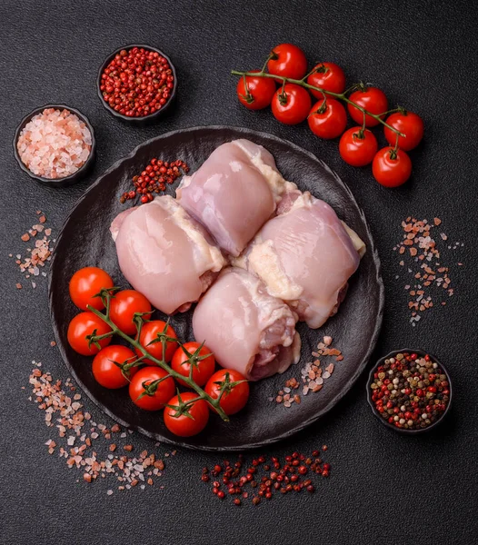 Tavuk ya da hindi, çiğ but fileto, derisiz ve kemiksiz kümes hayvanı eti. Tasarımın için arka plan olarak tavuk budu filetosu.