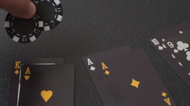 Kumarhanede kumar oynamak, kumar oynamak, kumar oynamak ve risk almak. Yeşil kartlar ve çipler tasarımınız için arka plan görevi görür