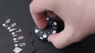 Kumarhanede poker oynuyorum. Fişler, bahisler ve risklerle. Yeşil kartlar ve çipler tasarımınız için arka plan görevi görür